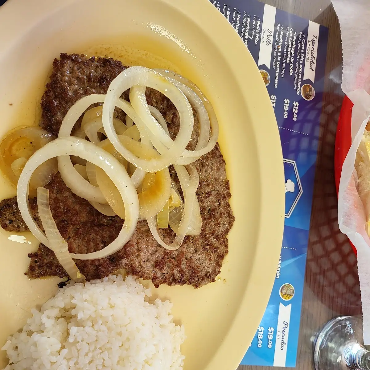 Arroz Blanco Y Bistec Encebollado