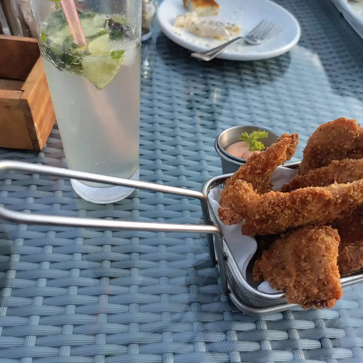 Chiken Wings and Mojito