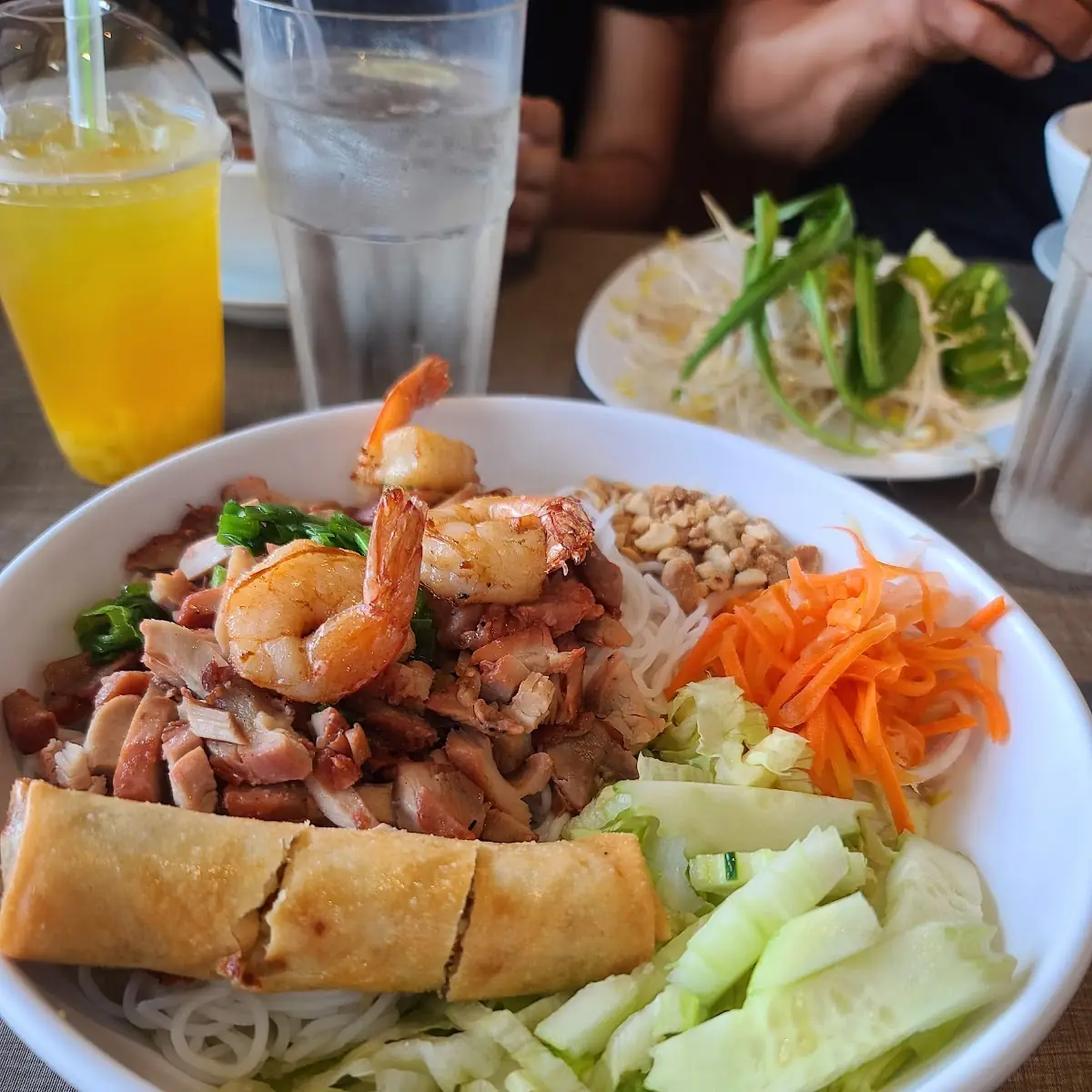 Egg Roll w Rice Vermicelli
