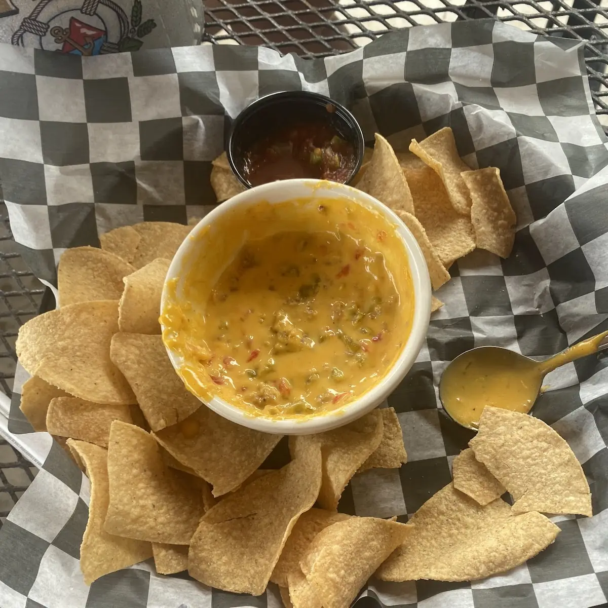 Chips Queso & Salsa