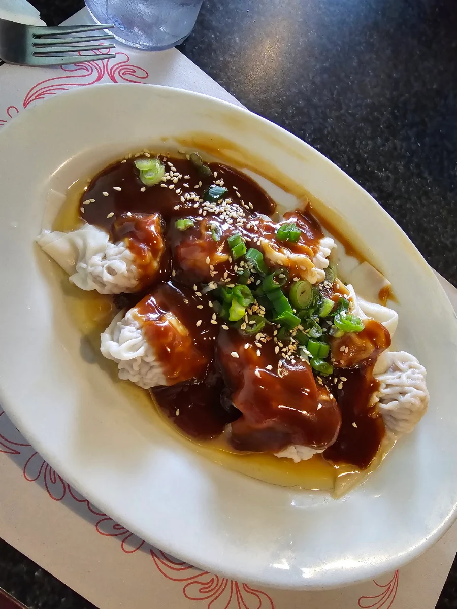 H3.Vegetable Dumplings w. Peanut Butter Sauce (8)-Raviolis aux Légumes avec Sauce d'Arachides (8)