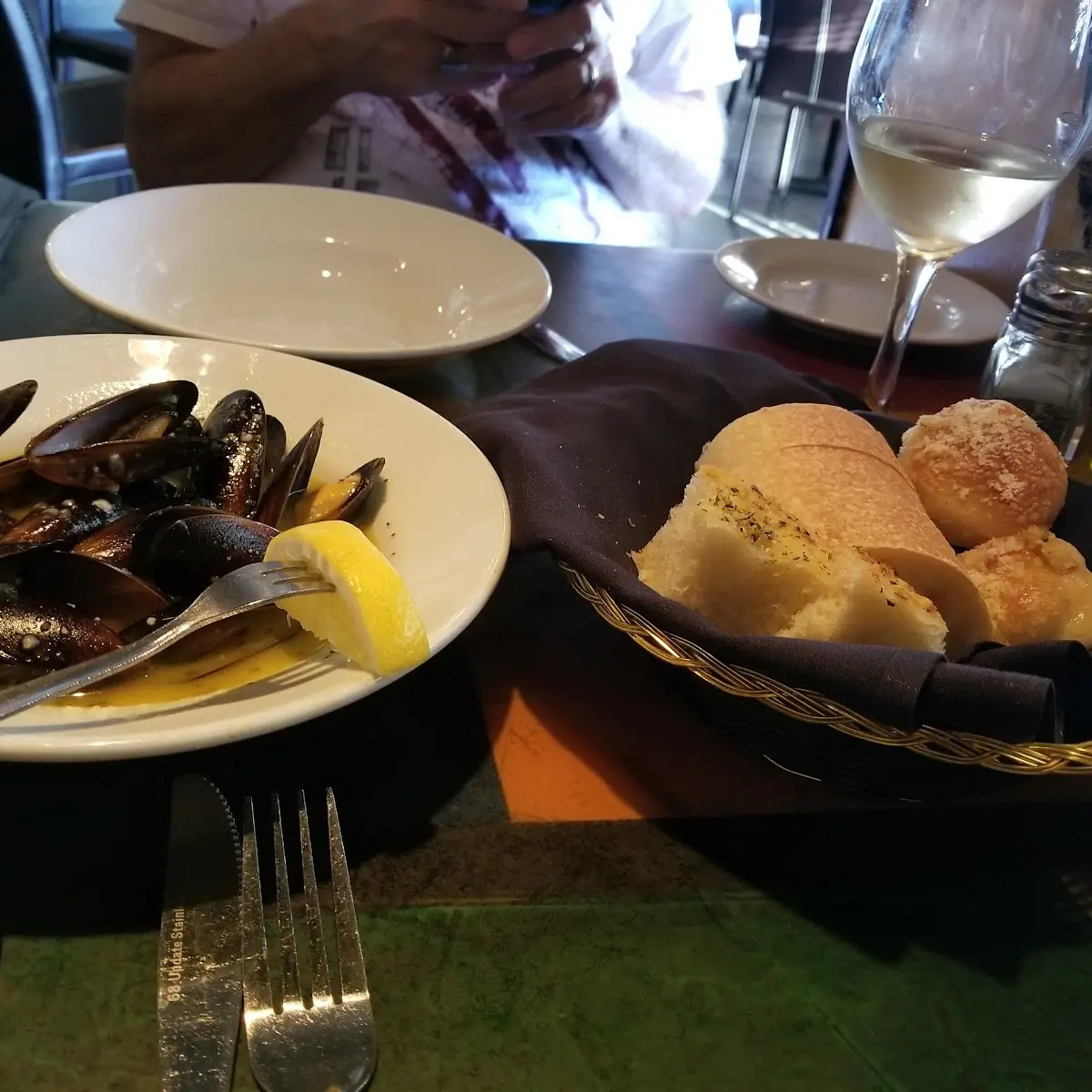 Mussels in White Wine Garlic Sauce