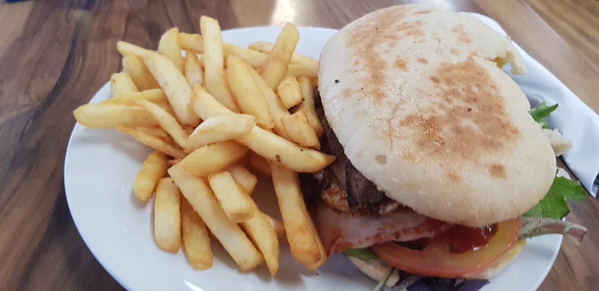 Hamburger with the Lot and Chips, Ararat Roadhouse