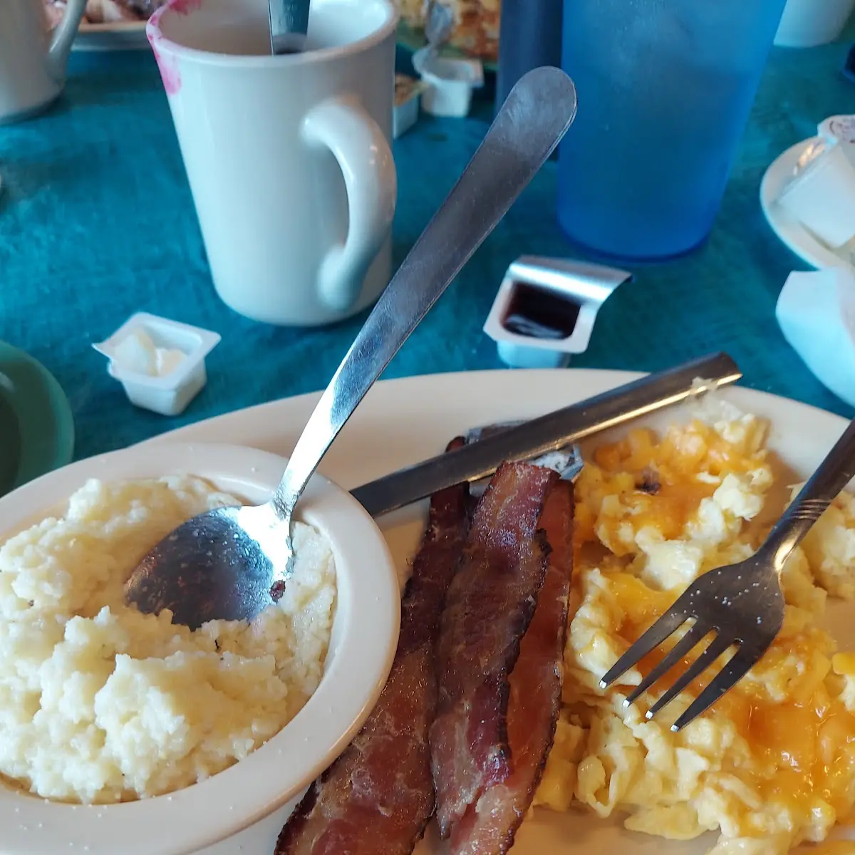 Grits Scrambled Eggs with Cheese and Bacon