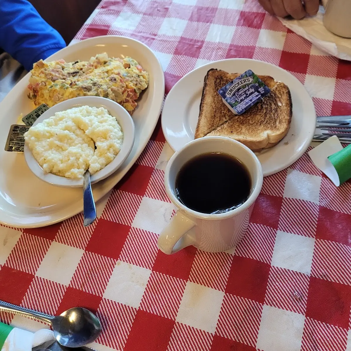 Western Omelette and Grits