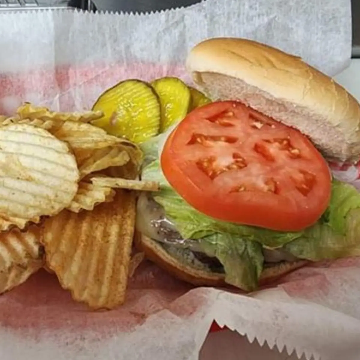 Cheeseburger with Potato Chips
