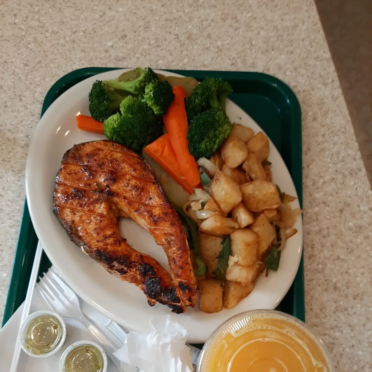 Salmon Con Verduras Variadas Salteadas