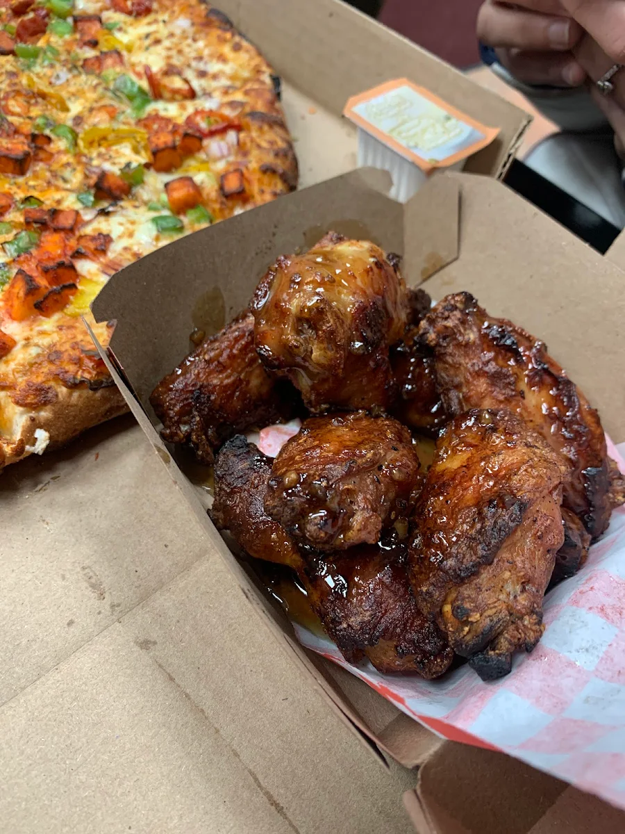 Med Pizza & 8 Wings Combo