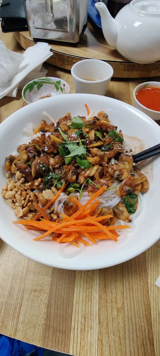 Bun Hen Spicy Clam Noodles, Xu Hue Restaurant