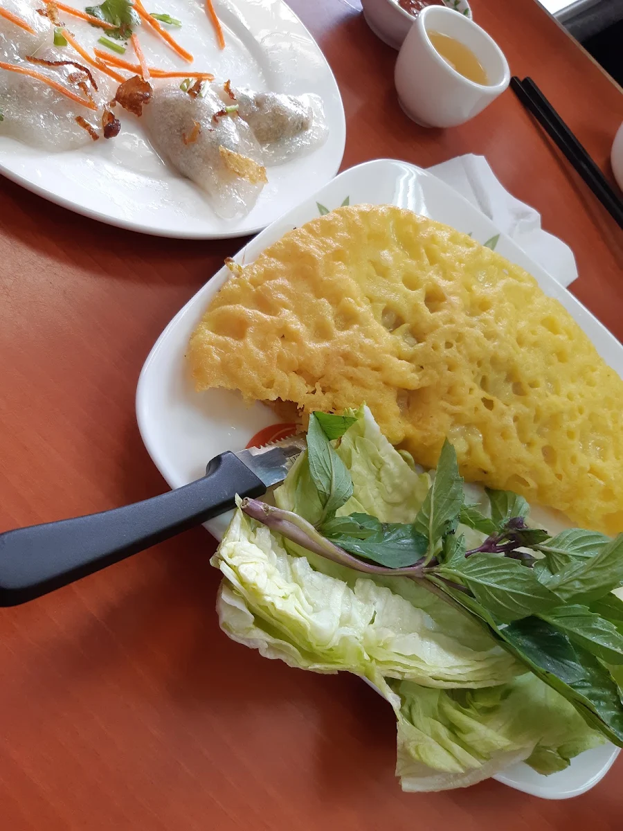 Pan-Fried Crêpe Banh Xeo, Xu Hue Restaurant