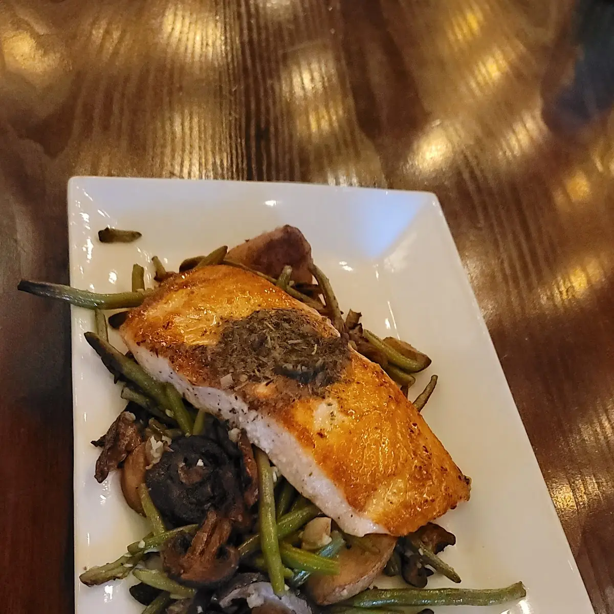 Grilled Salmon Fillet with String Beans