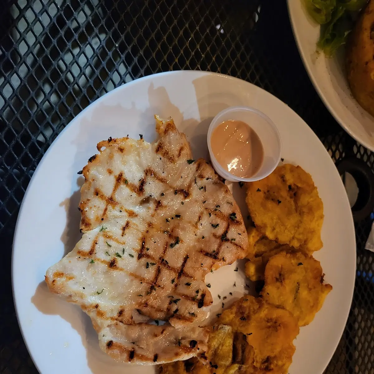 Pechuga A la Plancha Con Tostones