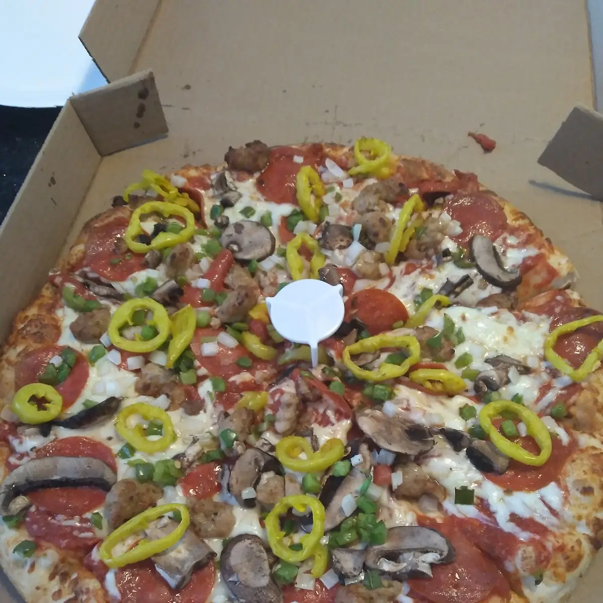 Deluxe Pizza w Banana Peppers
