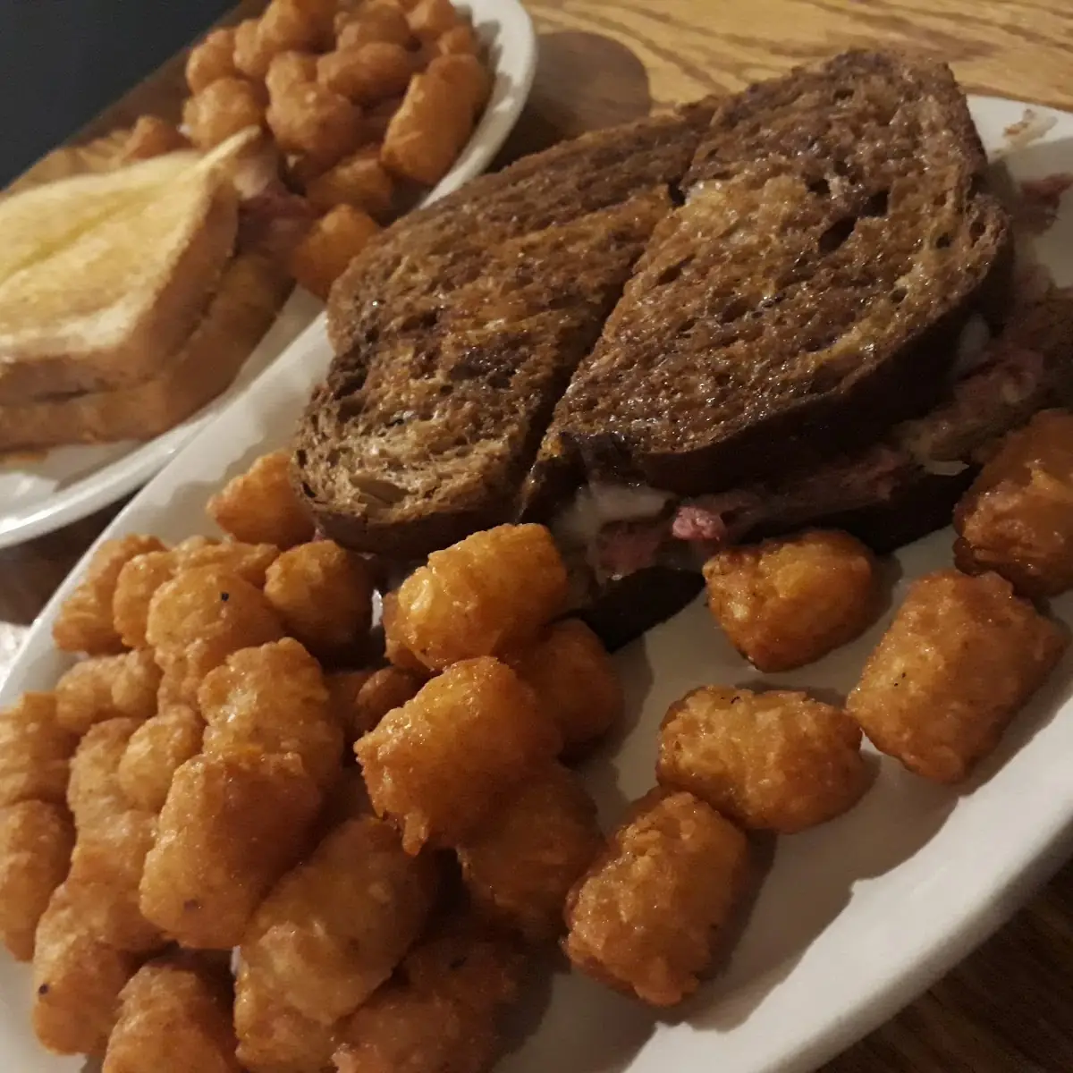 Sándwich & Tots
