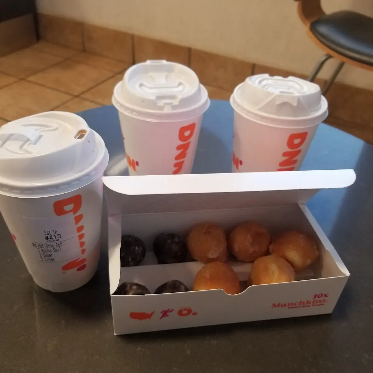 Café Caliente Y Donitas