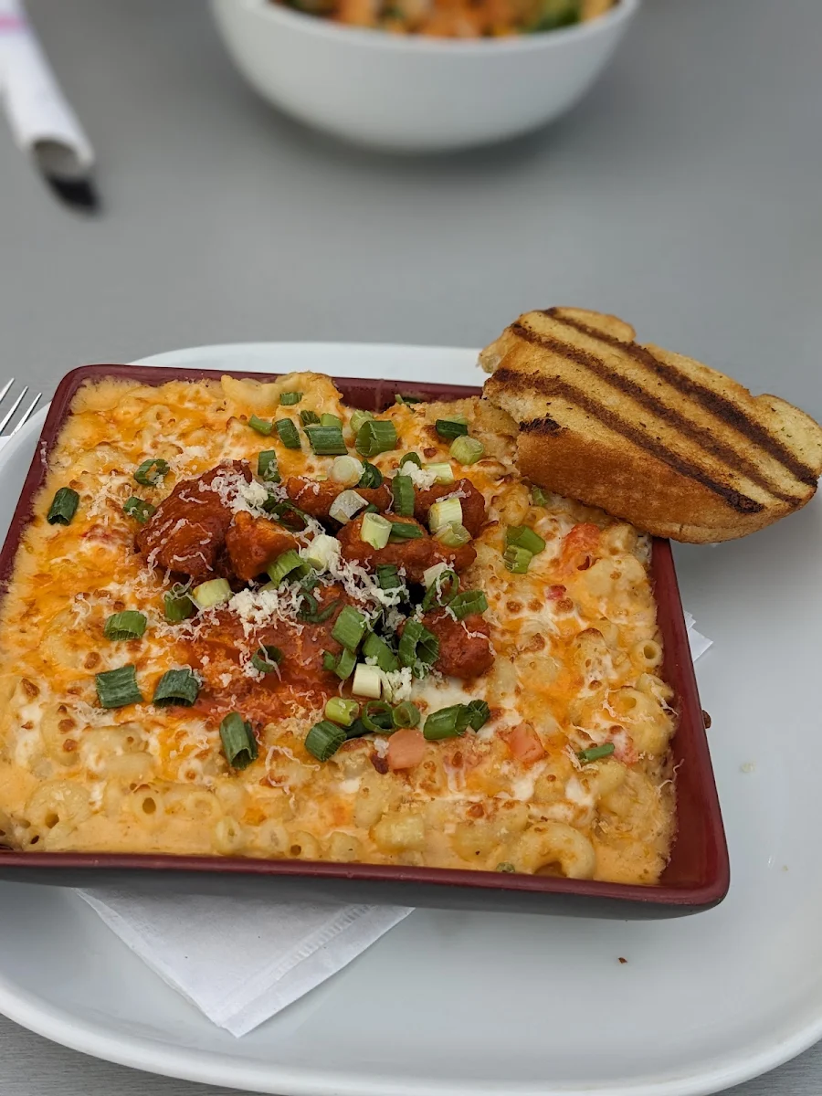Spicy Buffalo Chicken Mac & Cheese