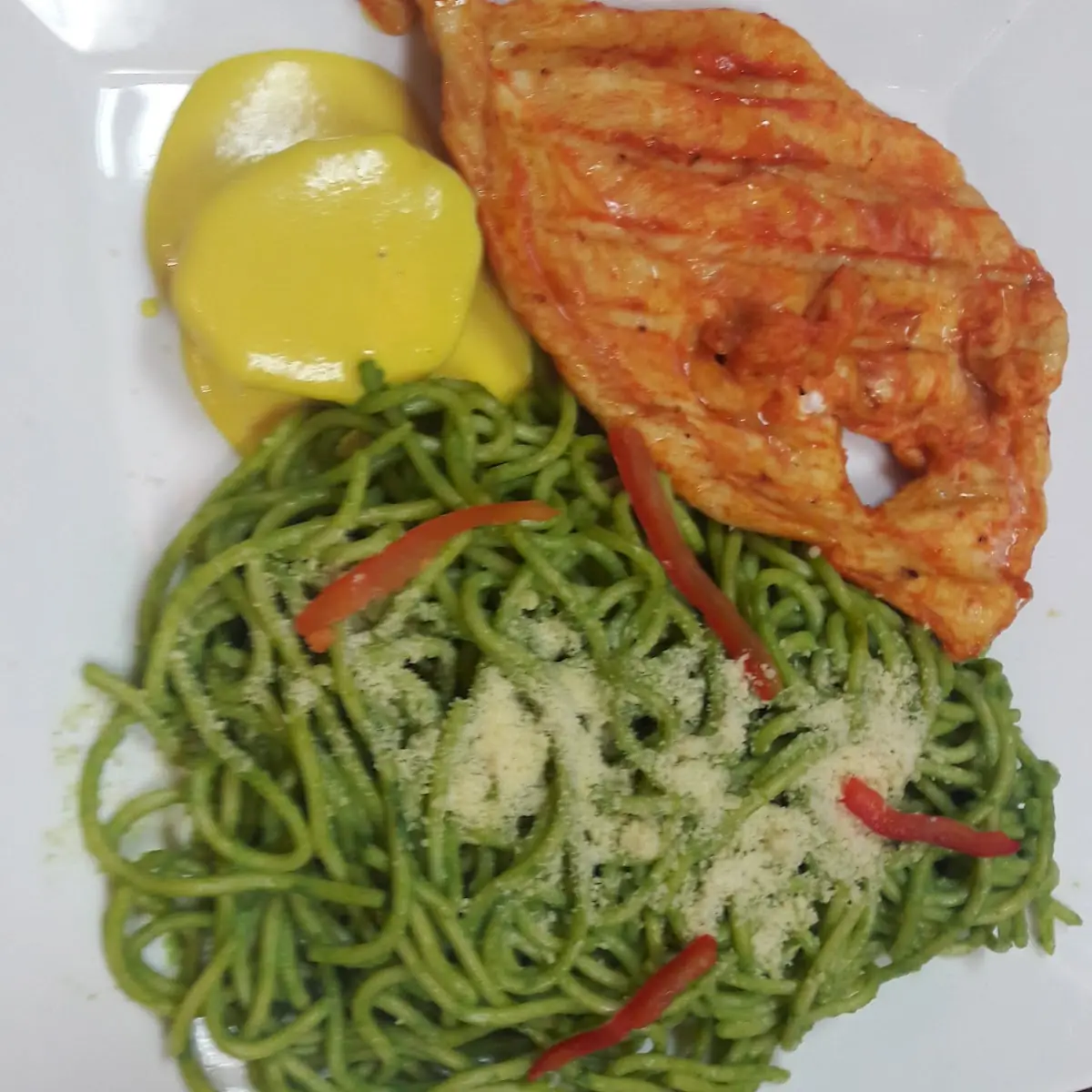 Tallarines Verdes Con Pollo