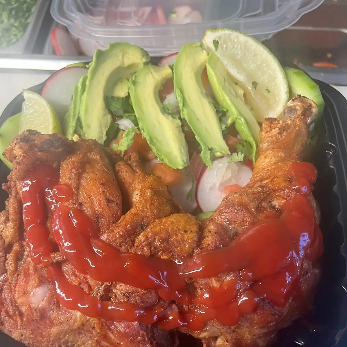 Pollo Frito Con Ensalada