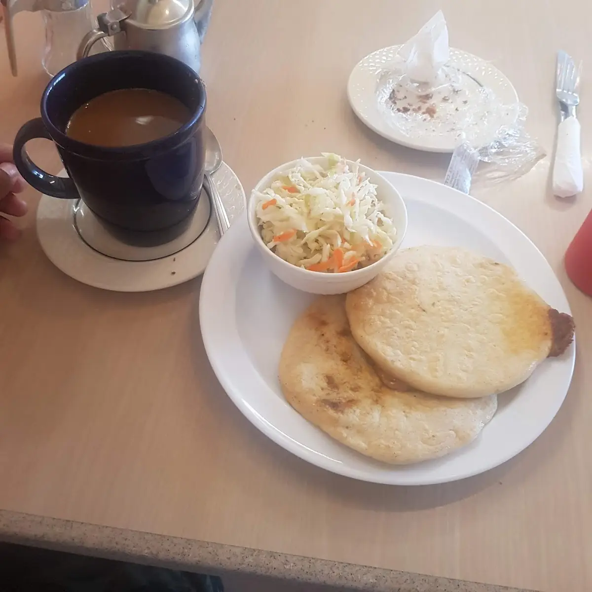 Pupusas Revueltas Y Cafe Negro