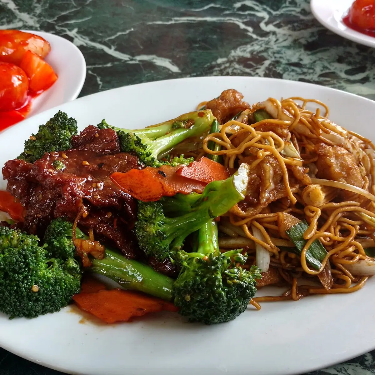 Broccoli Beef & Chicken Chow Mein