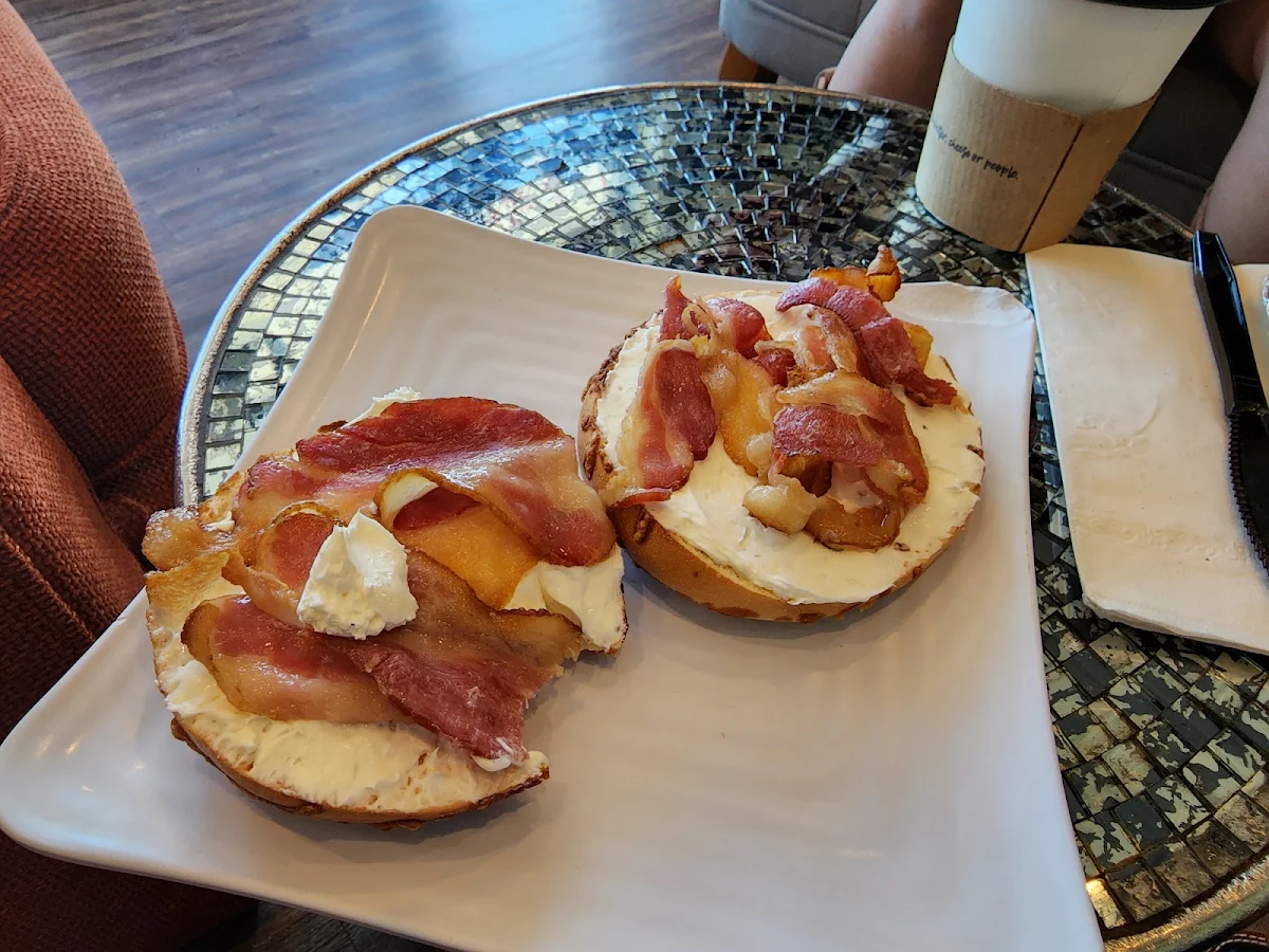 Ossiago Bagel with Cream Cheese and Bacon