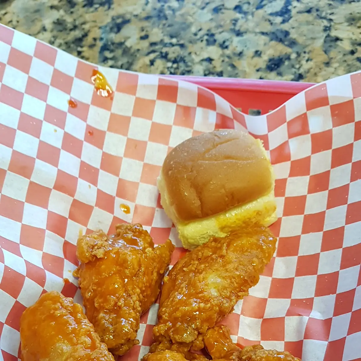 6 Chicken Wings with Hot Sauce