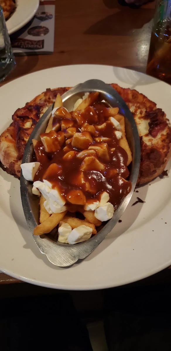 Duo Pizza Peperoni Bacon Poutine BBQ Sauce