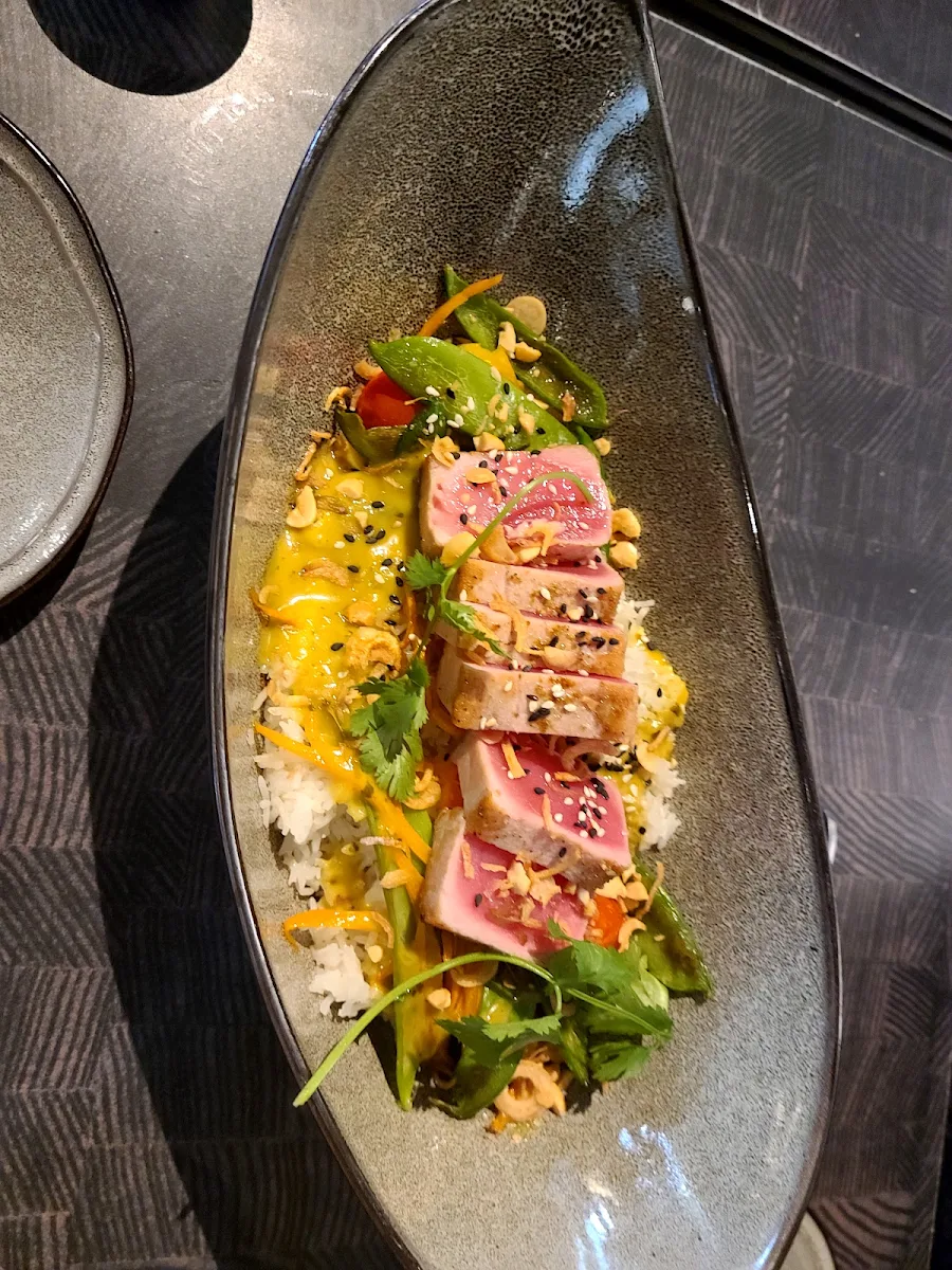 Yellowfin Tuna Bowl, Oliver & Bonacini Café Grill, Blue Mountain