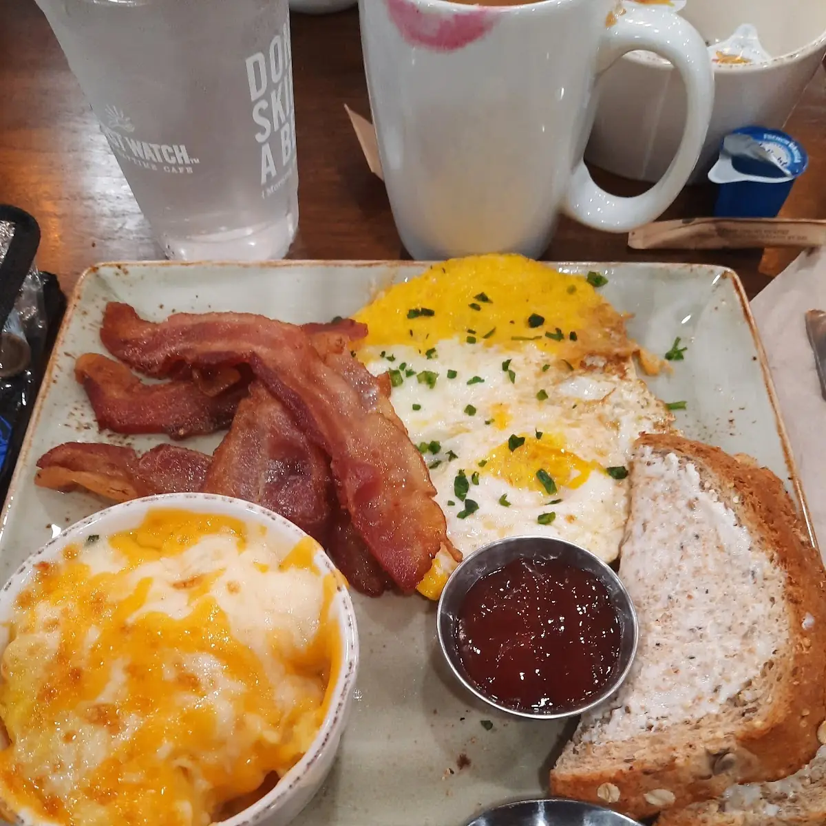 Omelette Cheese Grits and Tost