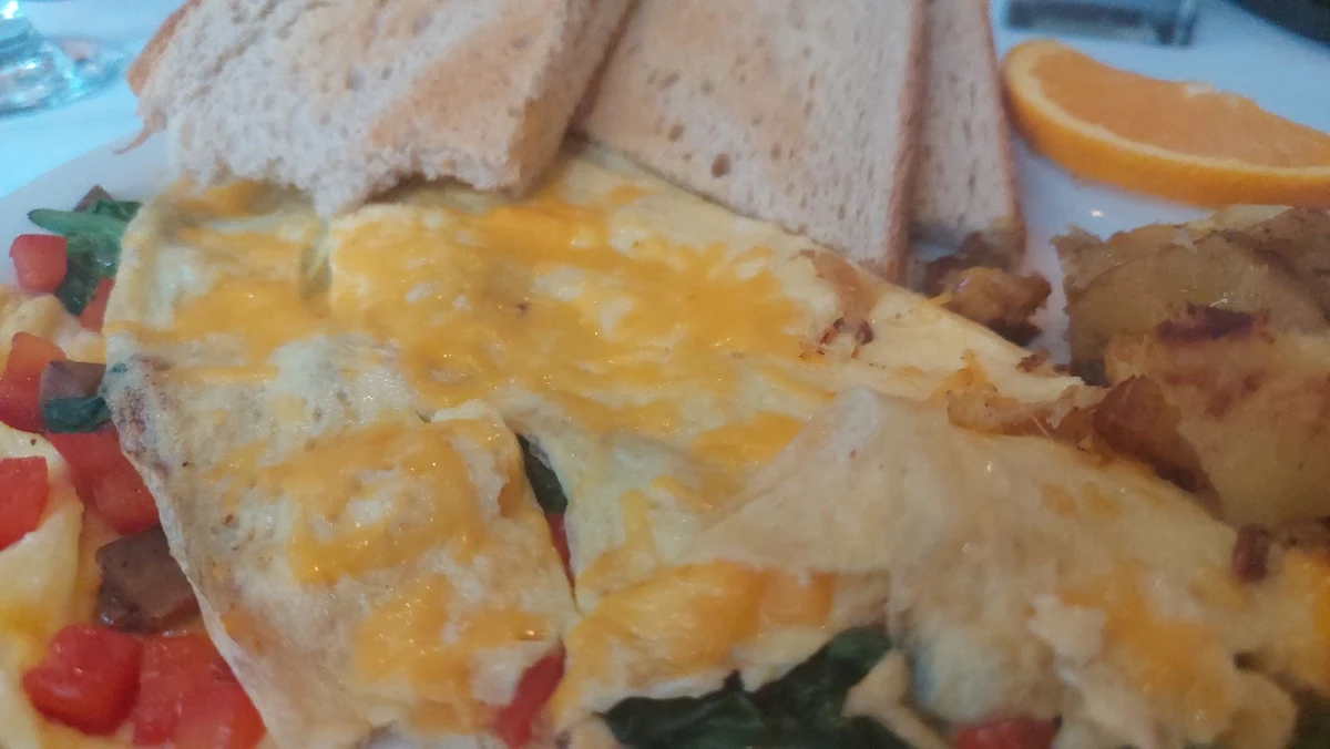 Mushroom Spinach Red Pepper and Cheddar Omelet