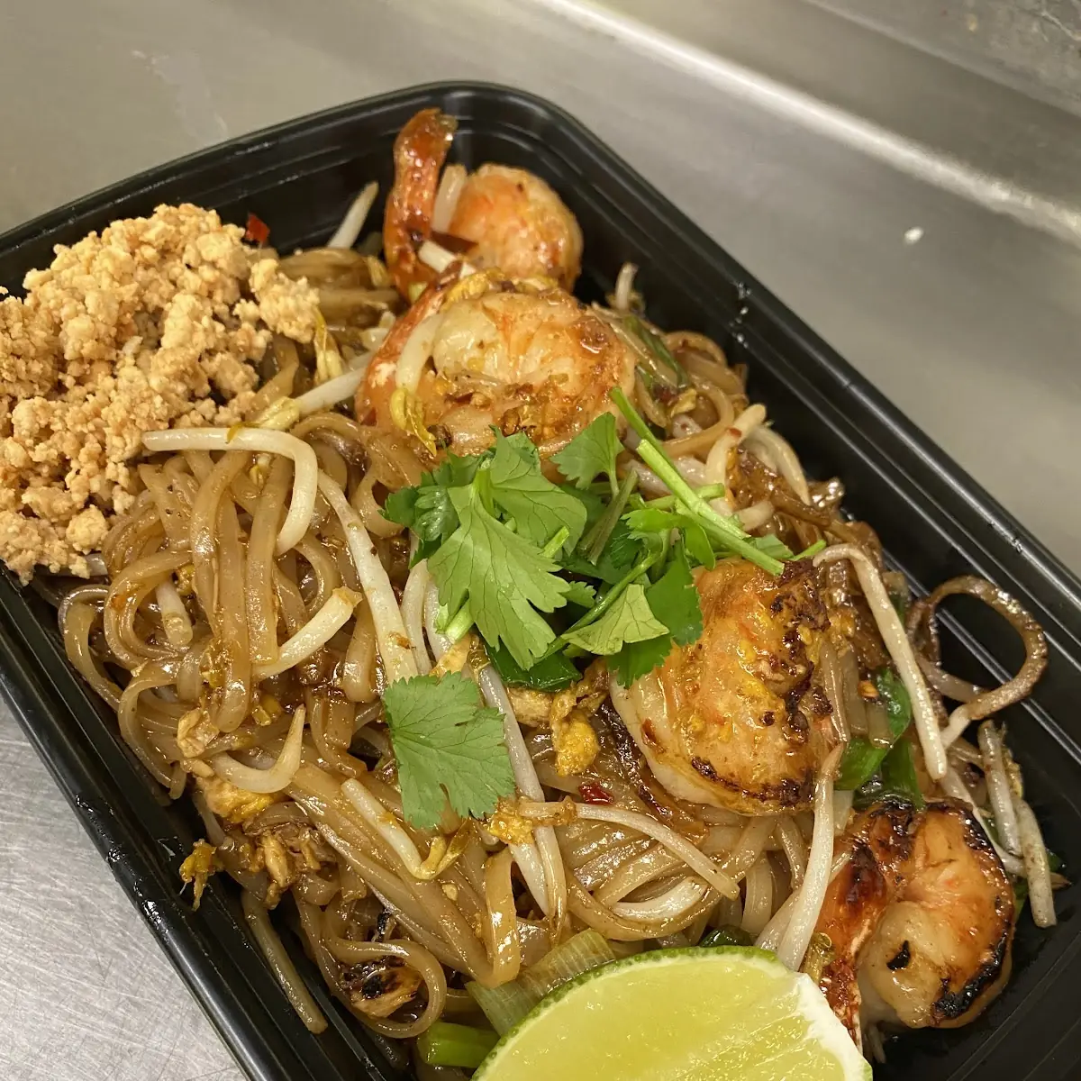 Chicken Pad Thai with Hot Oil
