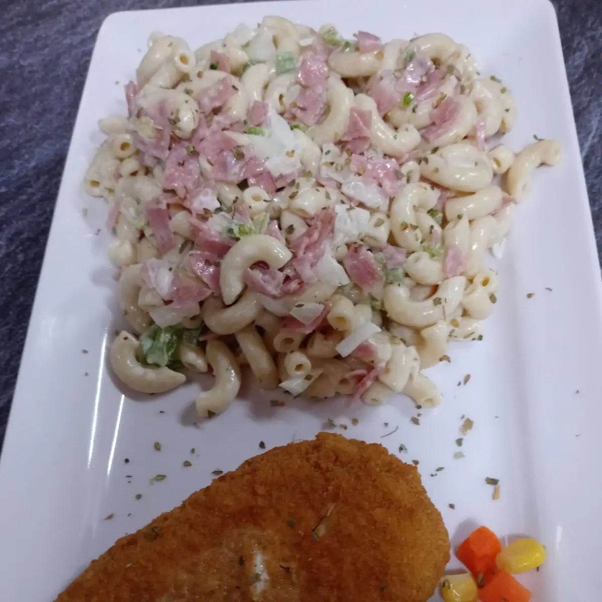 Pechuga Rellena de Brócoli Y Queso Con Ensalada de Coditos Rica