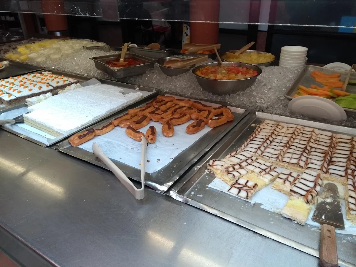Buffet de Desserts, Restaurant Tomas Tam Inc