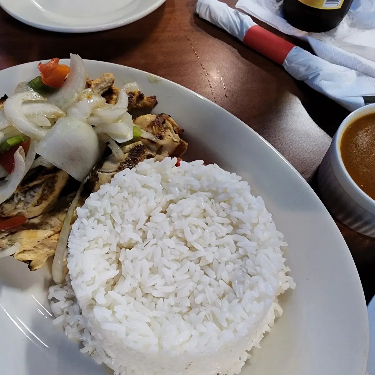 Pollo Guisado Con Arroz Blanco