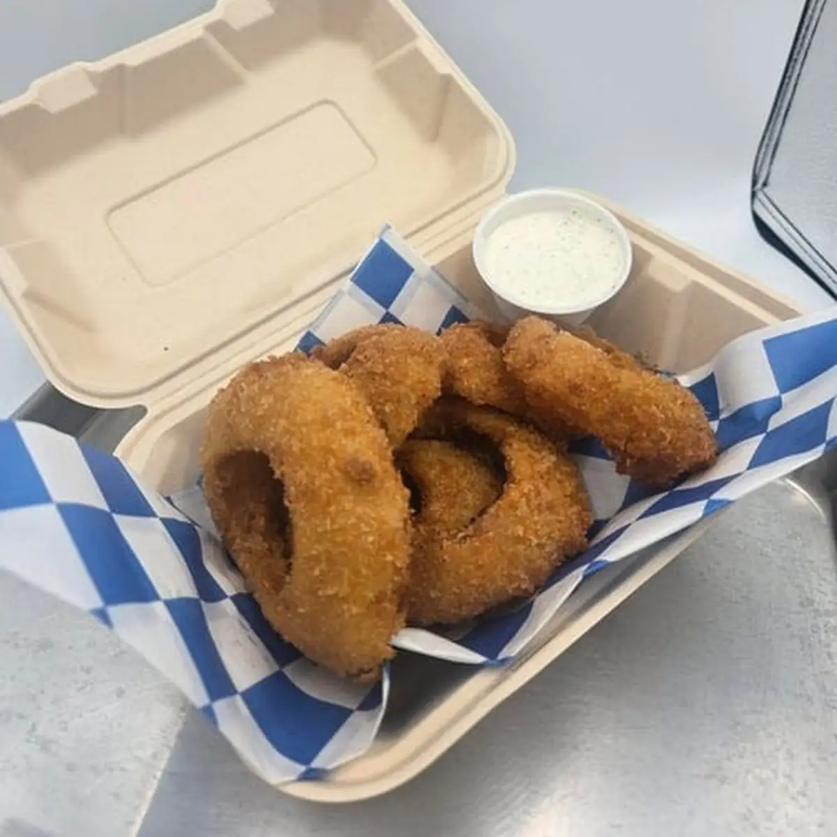 Crispy Onion Rings and Dipping Sauce