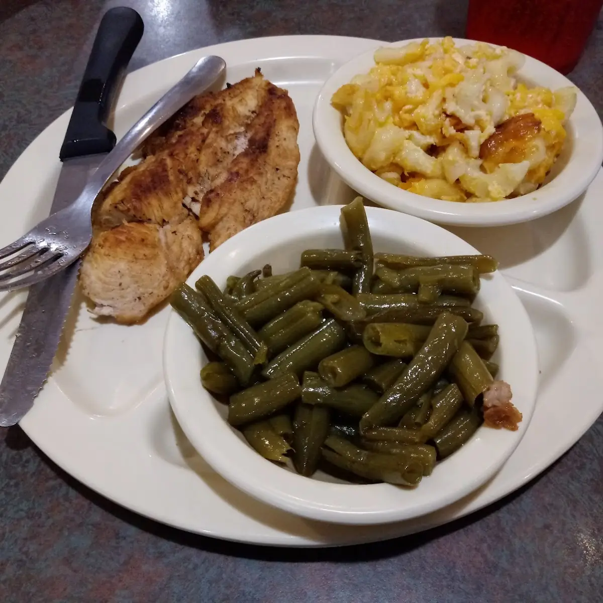 Grilled Chicken Green Beans & Mac and Cheese