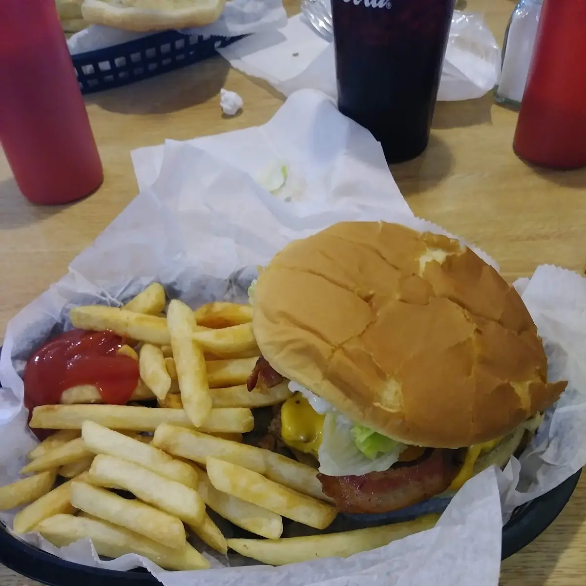 Jumbo Bacon Cheeseburger w Fries