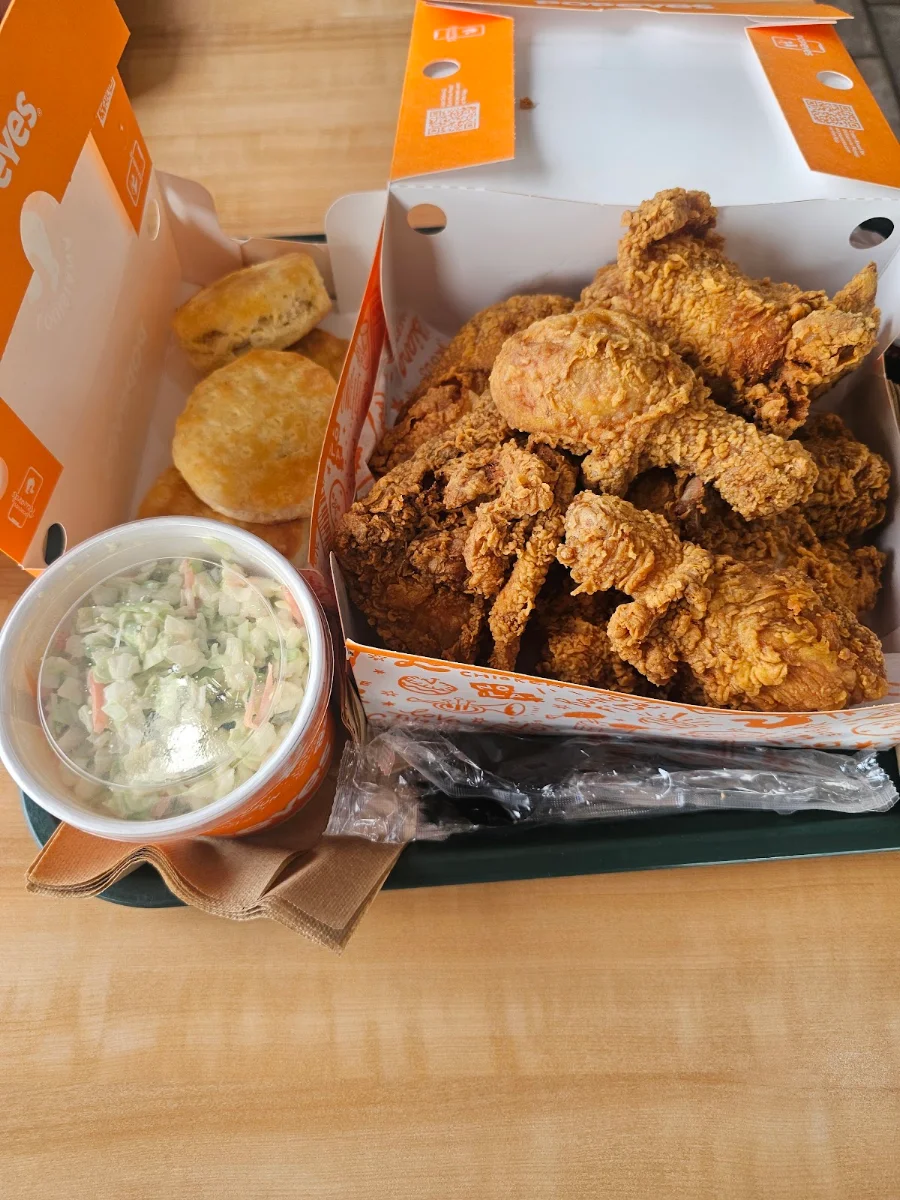 Pollo Frito Y Ensalada de Repollo