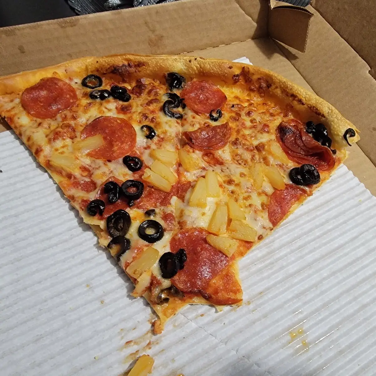Tastemaker Thin Crust Pepperoni Black Olives and Pineapple