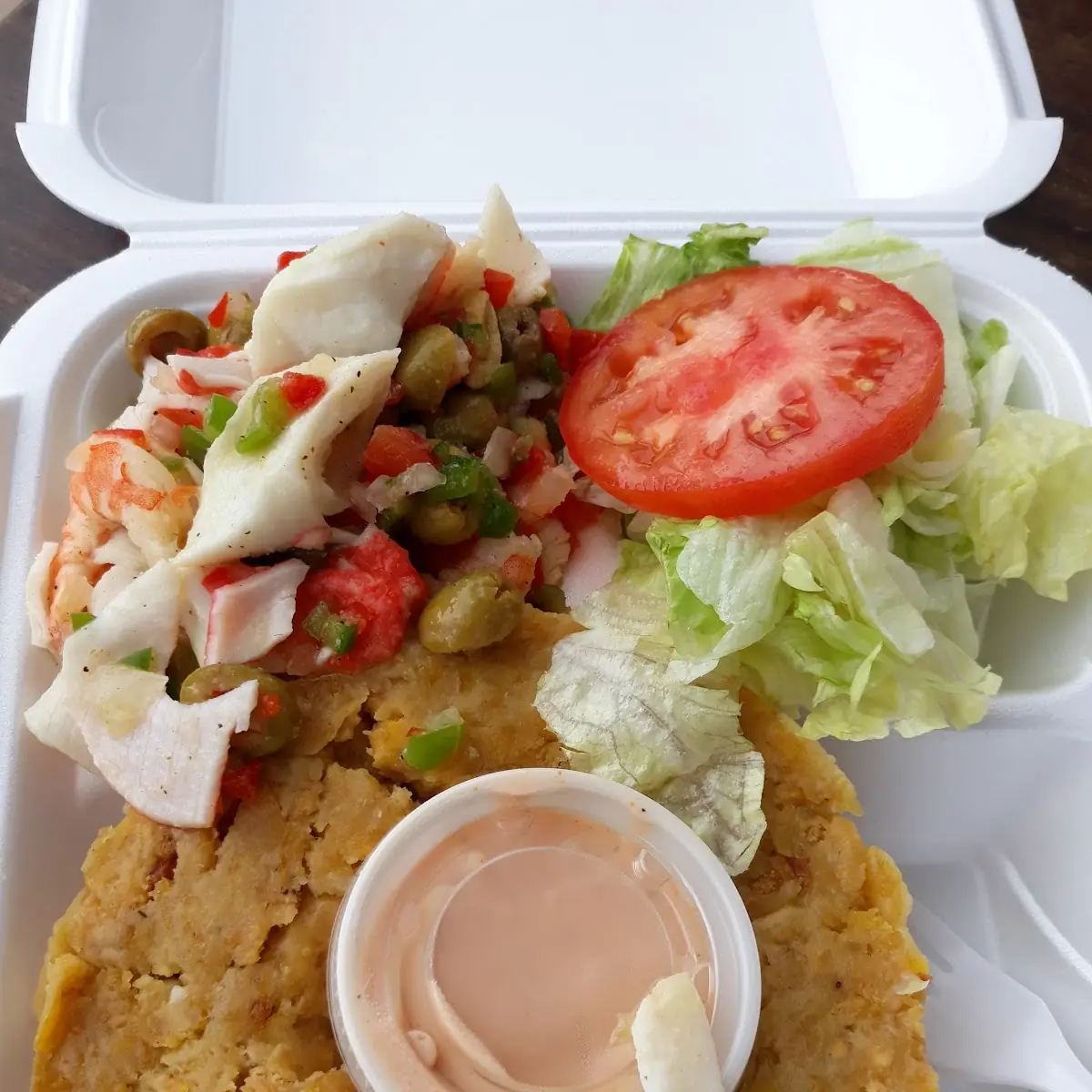 Mofongo Con Ensalada Mixta de Mariscos