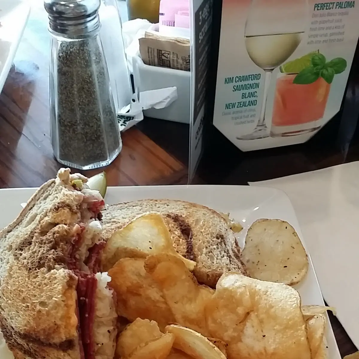 Corned Beef Reuben w House Made Chips