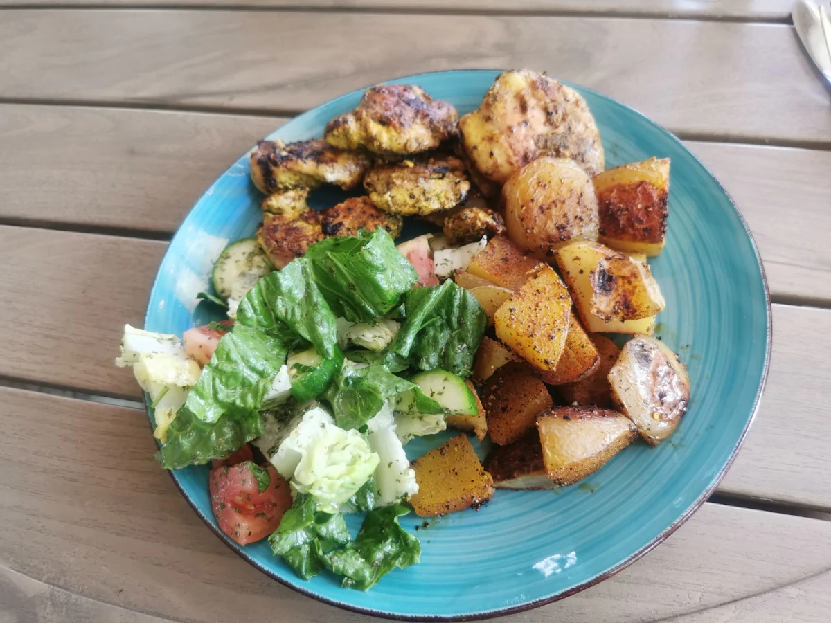Penna bechamel , 1/4 chicken , salad