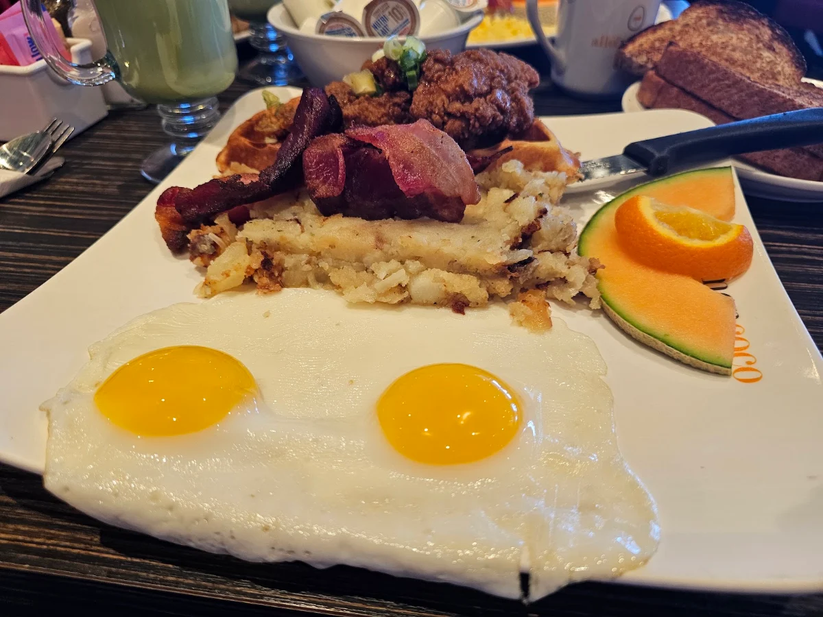 Deux Œufs Avec Smoked Meat Two Eggs One and Smoked Meat