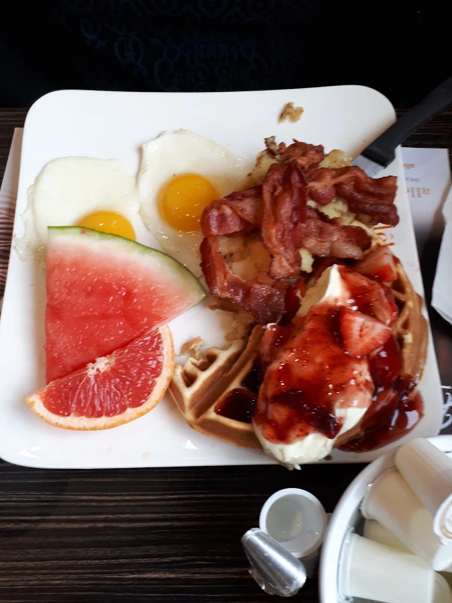 Un Œuf Bacon & Petite Crêpe Aux Fruits