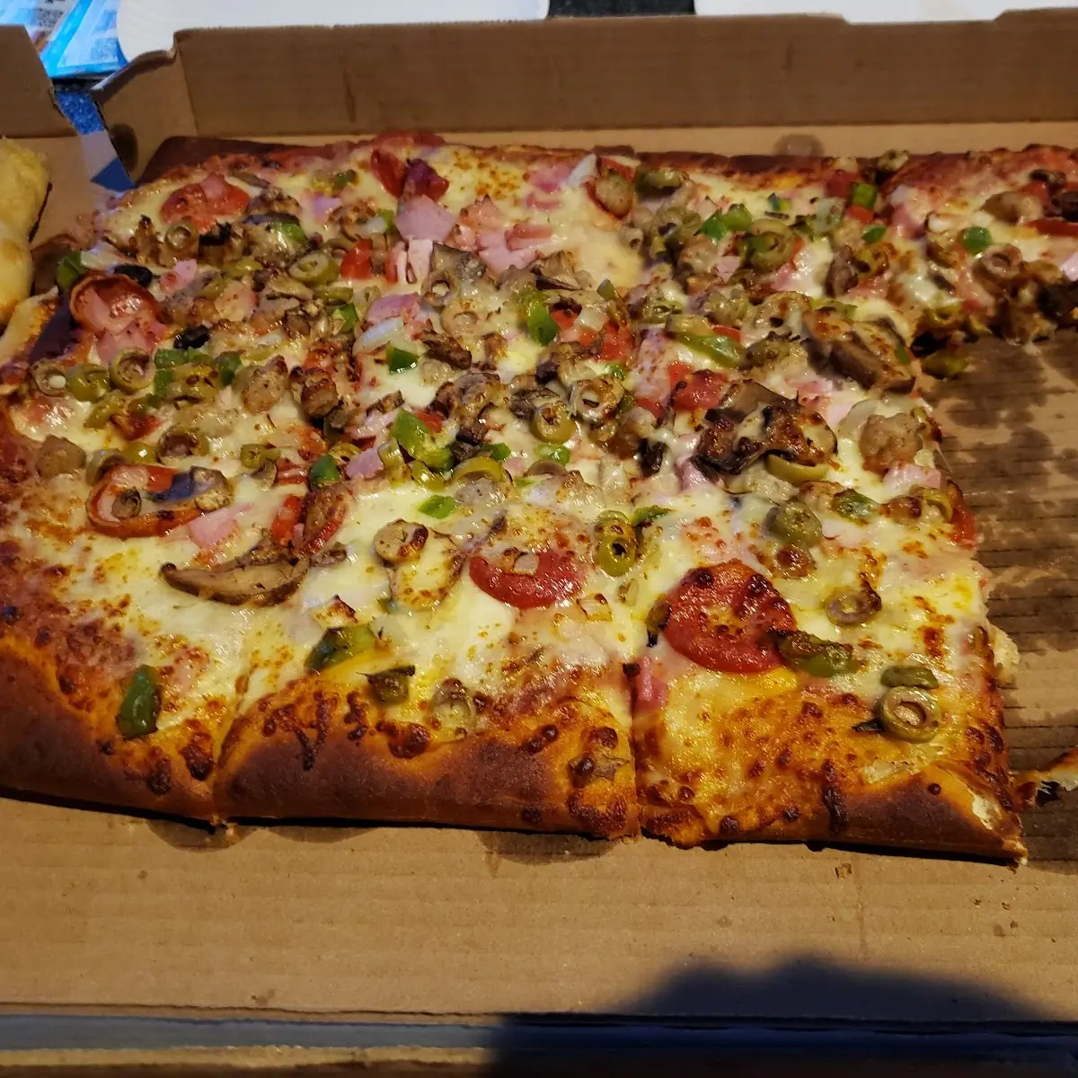 Deluxe Bacon Cheddar Cheeseburger Pizza