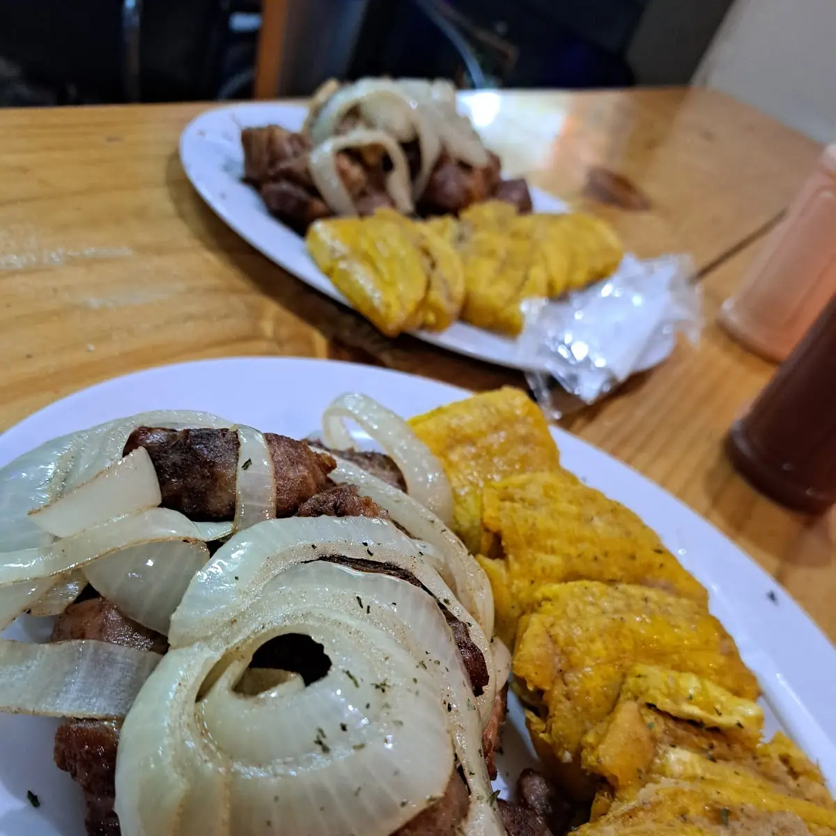 Carne Fríta Con Tostones