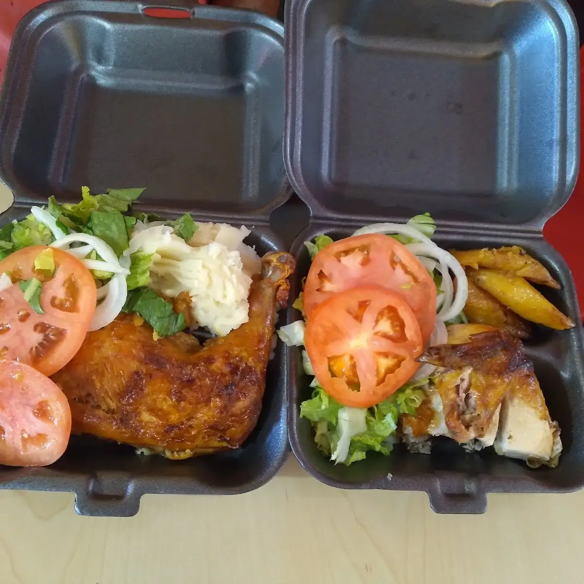 Pollo Asado Con Ensalada Y Platano Maduros