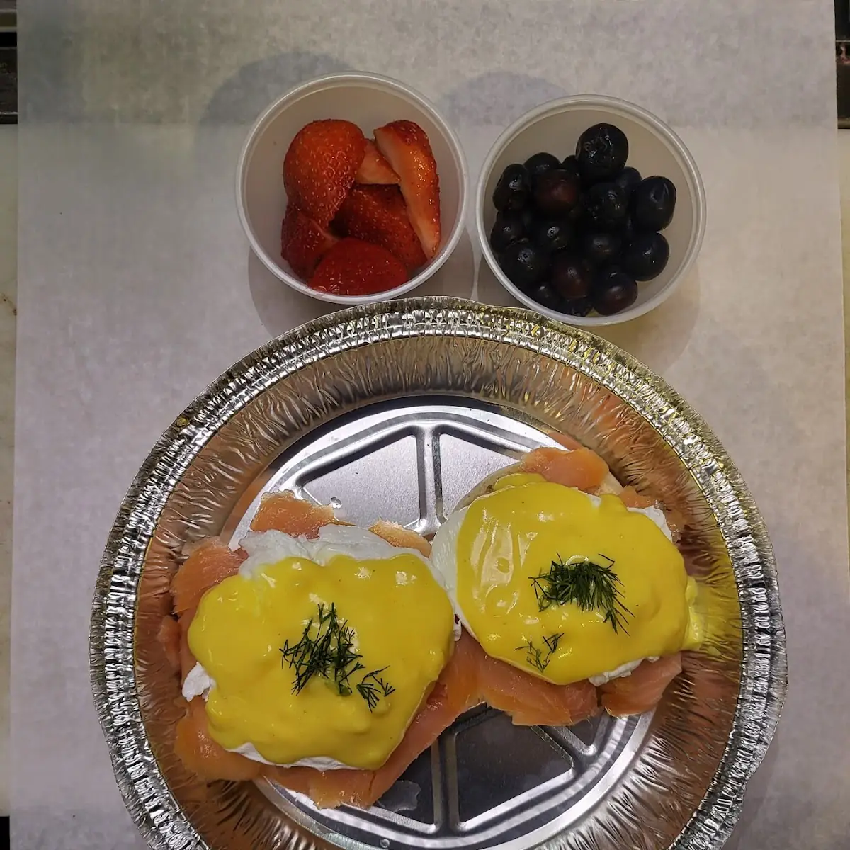 Smoke Salmón Benedicts with Mix Berries