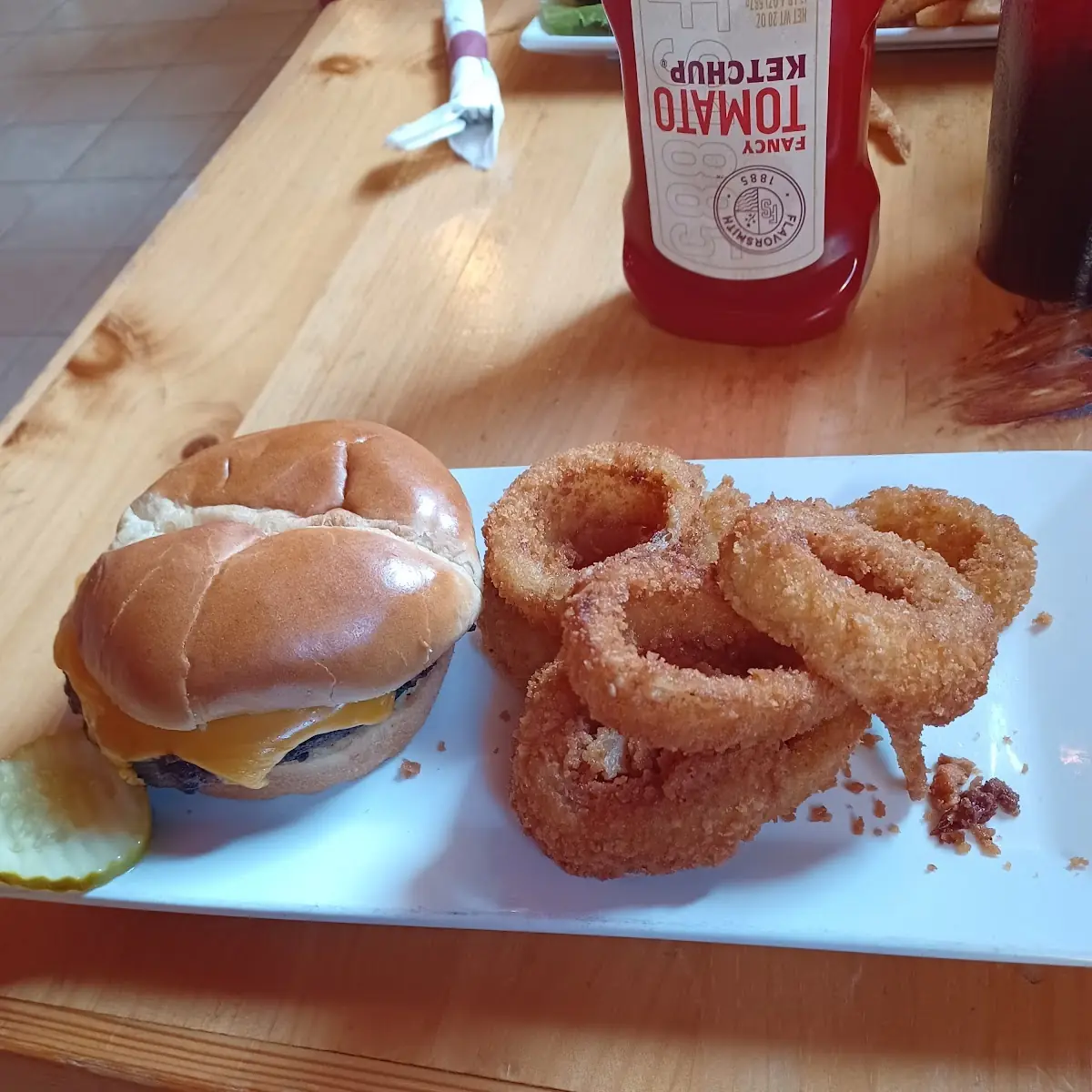 Cheeseburger with Onion Rings