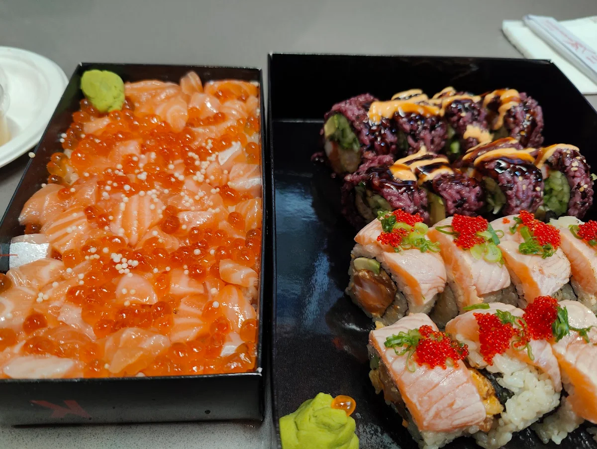 Aburi Spicy Salmon Oshi 8 Pieces